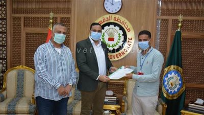 محافظ الدقهلية يستقبل أحد أبطال موقعة 