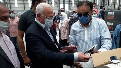 محافظ بورسعيد يتابع سير العمل بمصنع أواني الطهى جنوب بورسعيد| صور