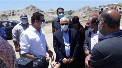 محافظ بورسعيد يتابع إنشاء الطريق الرابط بين محور ٣٠ يونيو وجنوب المنطقة الصناعية | صور