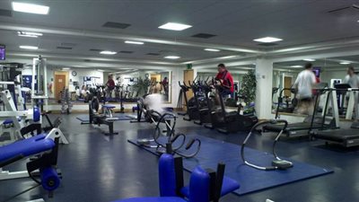 الحكومة تعلن إعادة فتح الصالات الرياضية «الجيم».. ونسبة الإشغال 25%