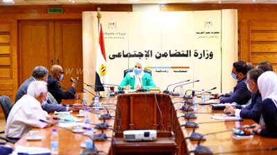 قبل بدء صرف العلاوات الخمسة.. وزيرة التضامن تستقبل البدري فرغلي وعدد من أصحاب المعاشات| صور