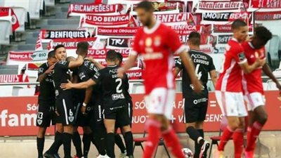 سانتا كلارا يقتنص فوزا مثيرا من بنفيكا 3/4 في الدوري البرتغالي