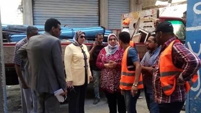 رئيسة حي غرب بالإسكندرية تقود حملة لتنفيذ قرارات إزالة البناء المخالف بكرموز