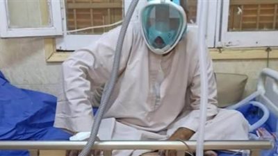 الحاجة أم الاختراع.. طبيب بأسيوط يطور جهاز تنفس صناعي بماسك الغطس لعلاج مصابي كورونا | صور