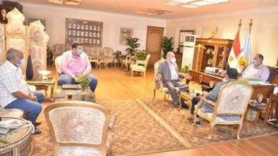 محافظ أسيوط يبحث مع وفد وزارة النقل صيانة الطرق وتطوير نظم الصيانة