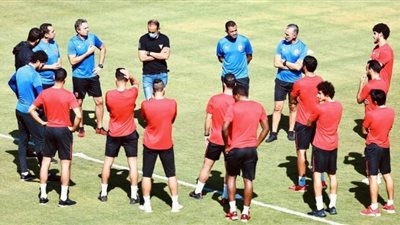 ديفيد سيزا يحاضر لاعبي الأهلي في المران الصباحي