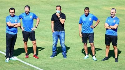 عبد الحفيظ يعقد جلسة مع طبيب الأهلي