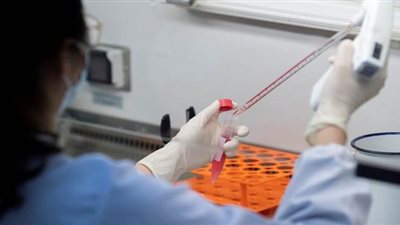 حقن أول متطوع بلقاح RNA ضد كورونا منتج في بريطانيا