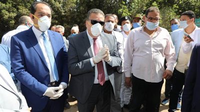 محافظ المنوفية يكرم مواطنا لتطوعه فى تغسيل ضحايا كورونا