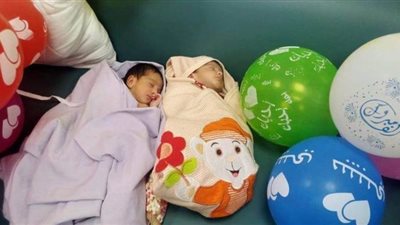 ‎بالأغاني والبلالين.. ممرضات عزل ملوي يحتفلن بسبوع طفلين لسيدتين مريضتين بكورونا