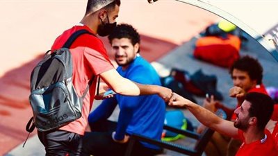 المصافحة في زمن الكورونا بتدريبات الأهلي| صور