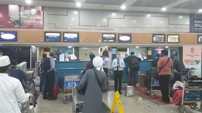 تقل 496 عالقًا مصريًا.. مطار القاهرة يستقبل ٣ رحلات استثنائية من السعودية وقطر
