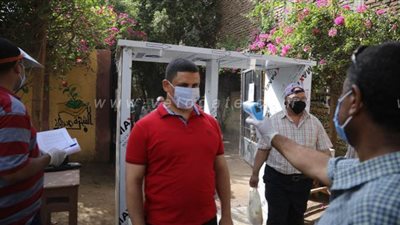 الكشف الحراري على مراقبي الثانوية وتعقيم على البوابات أمام اللجان بقنا