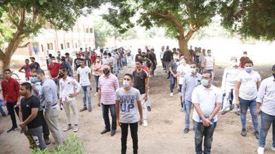 الطلاب يصطفون طوابير للدخول لمقار لجان الثانوية العامة بقنا | صور