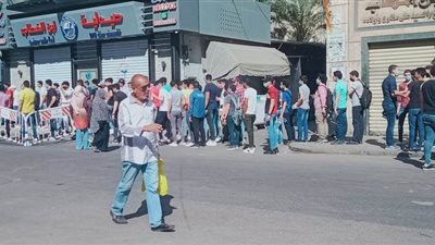 توافد طلاب الثانوية بالإسكندرية على اللجان لأداء امتحان الإنجليزي | صور