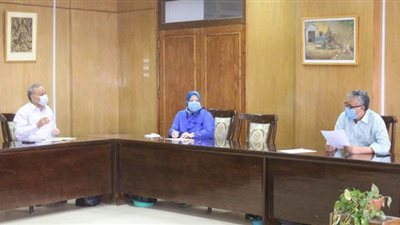 رئيس جامعة جنوب الوادي يجتمع بمجلس إدارة وحدة المنظفات والمطهرات