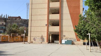 مصدات حديدية لمنع تواجد أولياء الأمور أمام اللجان في قنا