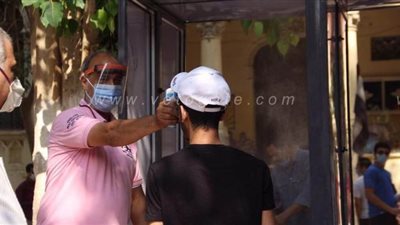 14 صورة ترصد دخول طلاب الثانوية العامة اللجان بالكمامات وقياس درجة حرارتهم
