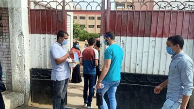 معلمون ينظمون طلاب الثانوية خارج لجان الامتحانات.. وكمامة لكل طالب بالقليوبية