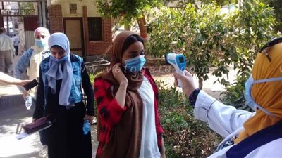 أبرز مشاهد الساعات الأولى لثاني أيام امتحانات الثانوية العامة.. نفي تسريب اللغة الإنجليزية.. مصدات حديدية في قنا.. وارتداء الكمامات بالبساتين