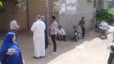 رغم التحذيرات من كورونا.. انتظار أولياء الأمور أمام لجان الثانوية بالقليوبية