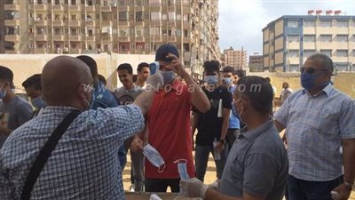 توزيع كمامات وقياس حرارة طلاب الثانوية بلجنة الشهيد علاء عزب في الخصوص | صور