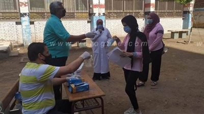 منع تجمع الأهالى وانتظام توزيع أدوات الوقاية بمدرسة الثانوية بنات بالخصوص | صور