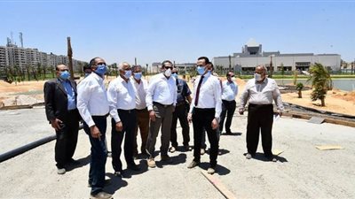مسئولو الإسكان يتفقدون مشروع تطوير بحيرة عين الصيرة في القاهرة