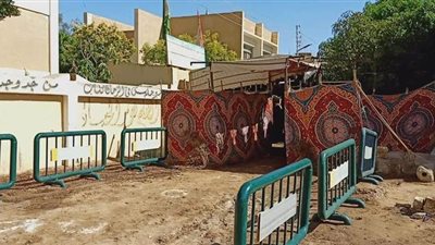 الحواجز الحديدية تنجح في منع أولياء الأمور من التجمع أمام لجان الثانوية بالجيزة | صور