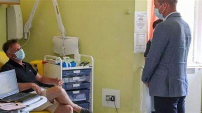 الأمير هاري يلتقي المشاركين في تجارب لقاح كورونا أثناء زيارة جامعة أكسفورد