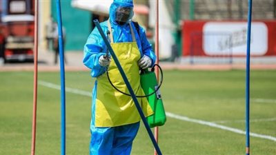 استمرار عمليات التعقيم داخل ملعب التتش بالأهلي