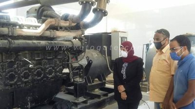 رئيس مدينة نقادة تتابع تجربة تشغيل ماكينات محطة الصرف الصحي | صور