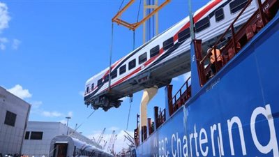 وزير النقل يتابع تنزيل الدفعة الأولى من عربات الركاب الجديدة بميناء الإسكندرية