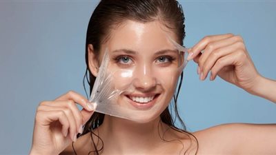 بمكونات طبيعية واقتصادية.. اصنعي بنفسك جلسة تقشير لبشرتك في البيت