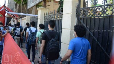 خروج طلاب الثانوية في طابور من اللجان.. وفرحة بسهولة امتحان اللغة الإنجليزية | صور