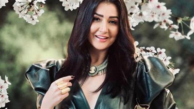 صور رومانسية لغادة عبد الرازق وزوجها على البحر