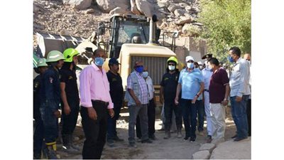 محافظ أسوان يتابع تداعيات حادث تصادم سيارة نقل ثقيل بمنزل