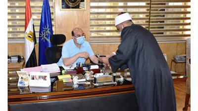 محافظ أسوان يتابع تطبيق الإجراءات الوقائية لفتح المساجد