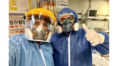 فريق طبي يجري عملية فصل بلازما لعجوز مصابة بكورونا في بني سويف