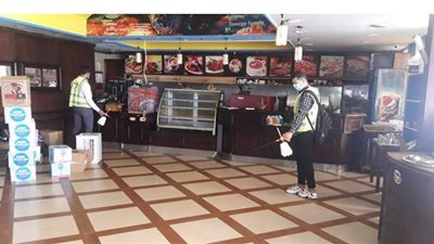 حملة تطهير وتعقيم المطاعم والكافيهات على كورنيش الإسكندرية