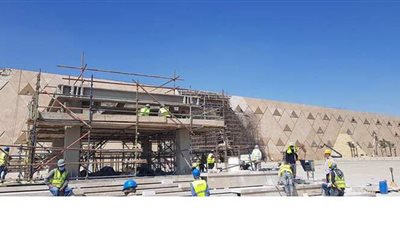 ترميم وإقامة أول مسلة معلقة في العالم بالمتحف المصري الكبير |  صور