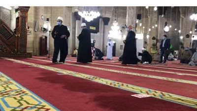 مئات المصلين  بالإسكندرية يؤدون أول صلاة للفجر بعد رفع الحظر بـ