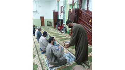 أهالي قنا يوزعون الحلوى على المصلين فرحا بأول صلاة بعد رفع الحظر | صور