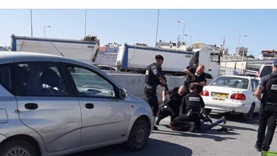 إطلاق النار على فلسطيني واعتقاله عند حاجز قلنديا بزعم حيازته سكينا