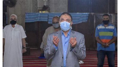 محافظ الإسكندرية يؤدي أول صلاة فجر من مسجد أبي العباس المرسي بعد توقف دام ١٠٠ يوم