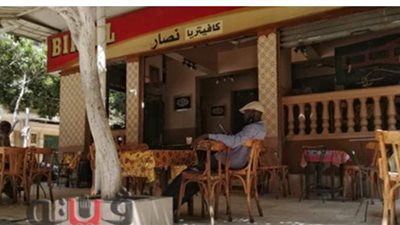 عودة أيام السمر والحكاوي.. المقاهي  تفتح أبوابها لأول مرة  بعد إلغاء حظر التجوال  | صور