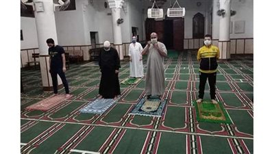 بالكمامة والسجادة.. أهالي الدقهلية في المساجد لأداء الصلاة | صور
