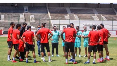 الجهاز الفني بالأهلي يجتمع باللاعبين قبل مران المجموعة الثانية