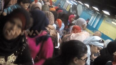 بالصور.. ازدحام بـ «محطة الأوبرا» بعد توقف حركة المترو