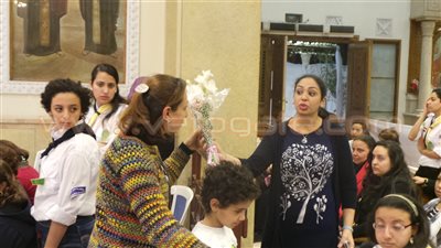 بالصور.. «مارجرجس» بالإسكندرية توزع الورود احتفالا بعظة البابا